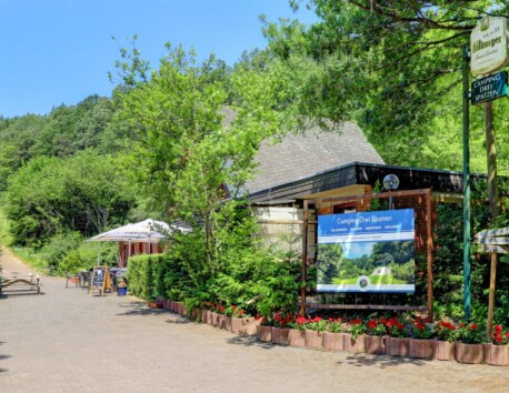 Reception and restaurant at the entrance to Camping Drei Spatzen