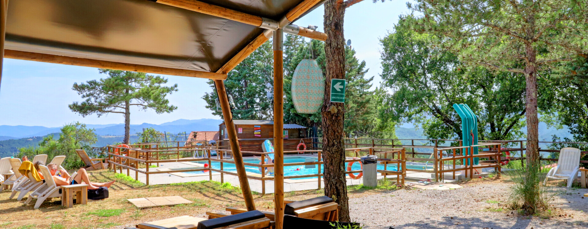 Camping Luna del Monte zicht op zwembad en bergen vanuit poolbar