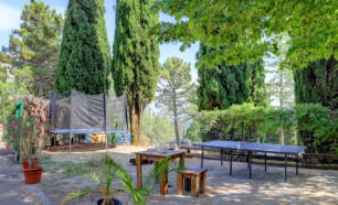 Camping Luna del Monte trampoline and table tennis table in the garden