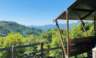 Safaritent met uitzicht over Toscaans landschap bergen bos Italië Camping Pian d'Amora