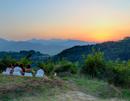 Vakantiegangers genieten van uitzicht over de bergen van Toscane landschap zonsondergang Camping Pian d'Amora