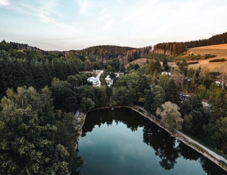 Luchtfoto van de visvijver op camping Reiler