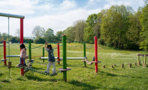 Kinderen aan het spelen in de Belgische Ardennen.