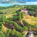 Luchtfoto van Casa & Glamping Sorriso in de heuvels van Umbrië met daarachter meer Lago di Corbara