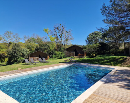 Safaritenten bij het zwembad op camping Domaine la Sauzette