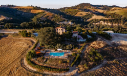 Photo aérienne Agricola la Casetta parmi les collines en Italie piscine