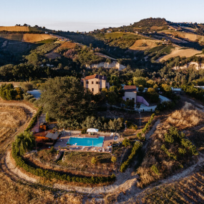 Luftaufnahme Agricola la Casetta zwischen den Hügeln in Italien Pool