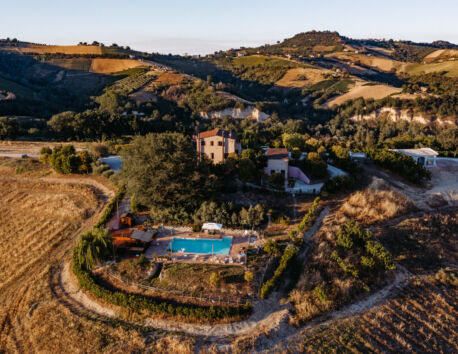 Photo aérienne Agricola la Casetta parmi les collines en Italie piscine