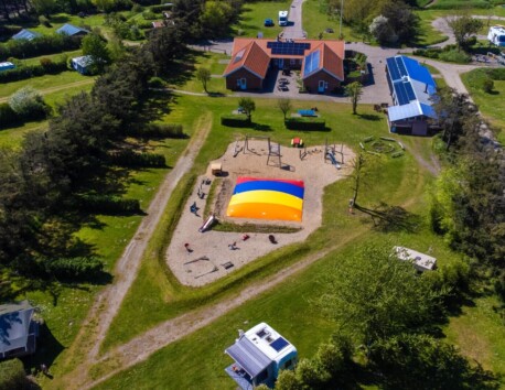 Ballum Camping speelplaats drone shot glamping