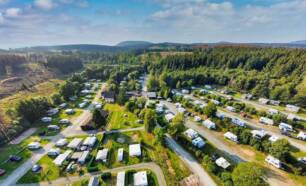 Luchtfoto Camping Braunlage grenzend aan natuurgebied Harz heuvels bos