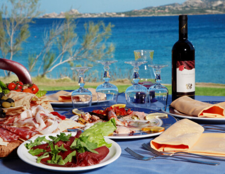 Italiaans aperitivo borrel diner wijn borrelplank met uitzicht op de Middellandse Zee Camping Centro Vacanze Isuledda