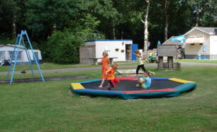Camping De Breede trampoline swing kids fun