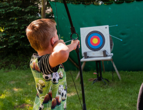 jeune enfant pratiquant le tir à l'arc.