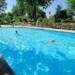 Zwemmen in zwembad op Camping de Chênefleur