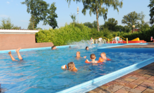 Kinderen in het zwembad op camping de Meibeek