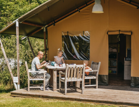 Camping de Rammelbeek safari tent glamping veranda sitting area