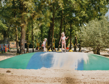 Kinderen spelen op springkussen in speeltuin Camping de Rammelbeek