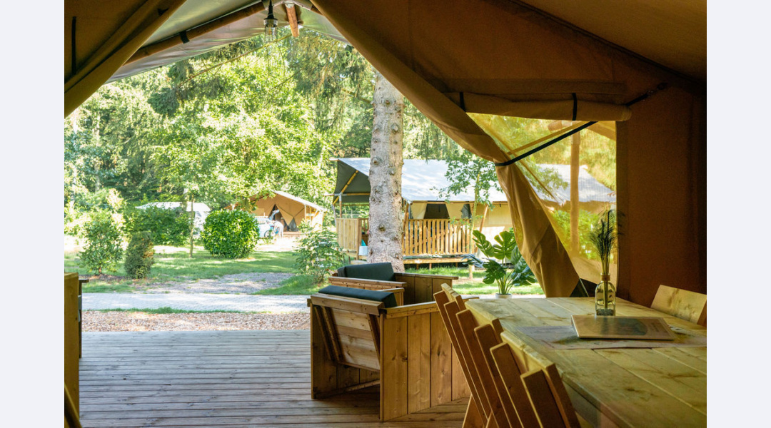 Uitzicht vanaf een safaritent op camping de Zeven Heuveltjes
