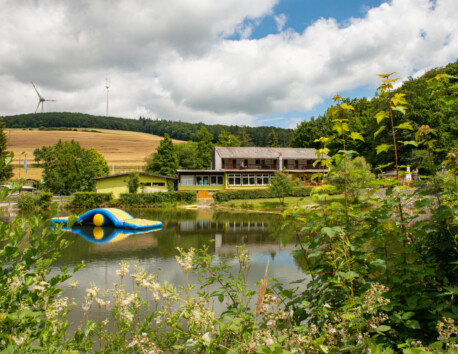 Meer op Camping Donnersberg met waterspeeltoestel receptiehuis en restaurant