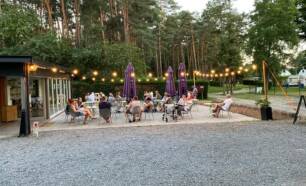 Camping het Swinnenbos een vol terras voor `t Cantinneke
