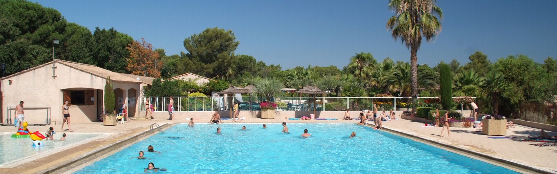 Mensen zwemmen in zwembad en peuterbad op Camping Leï Suves