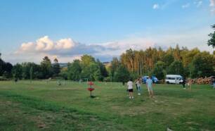 Voetbalveld in de heuvels van de Ardennen Camping Oos Heem