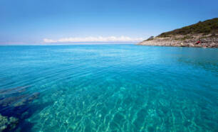 Helder blauw water  van de Middellandse Zee in baai Kroatië Camping Poljana