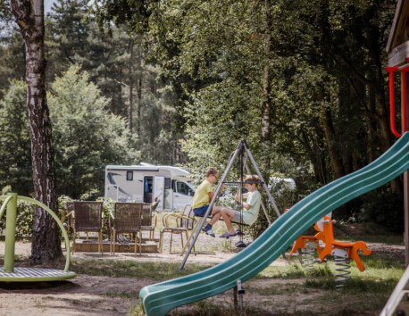 Kinderen op de schommel in speeltuin van Camping Siësta