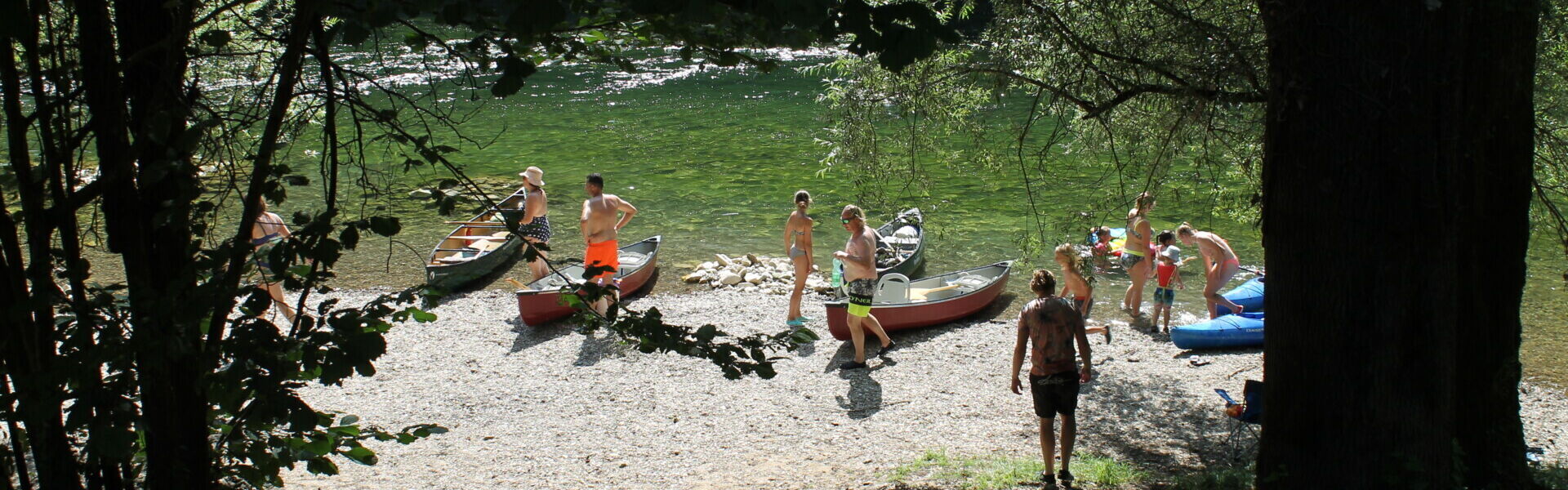Mensen stappen uit hun kano's