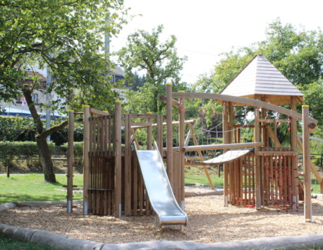 Speeltoestel met glijbaan op camping Troisvierges
