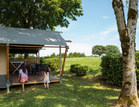 Twee kinderen bij een safaritent op camping Um Bierg