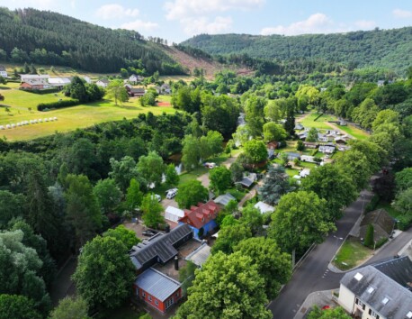 Camping Vallee de l'Our langs de rivier tussen de groene heuvels