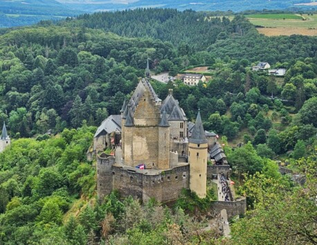 Kasteel Vianden op heuveltop in Luxemburg