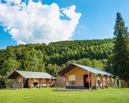 Safaritenten naast bosrijke heuvel in Belgische Ardennen op Camping Village Sy