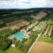 Luchtfoto Camping Walsheim ligt tussen de heuvels van Bliesgau met daarnaast twee zwembaden