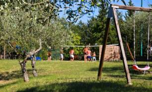Campinggasten spelen volleybal schommel olijfbomen Centro Vacanze San Marino