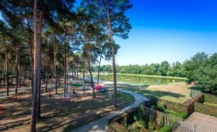 Bij de lodgetenten van Vodatent op Familiepark Goolderheide in Belgisch Limburg is er een prachtige bosrijke omgeving rondom het recreatiemeer.