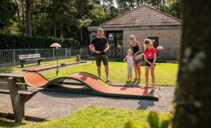 Bij de lodgetenten van Vodatent op Familiepark Goolderheide in Belgisch Limburg is er ruimte voor een potje midgetgolf.