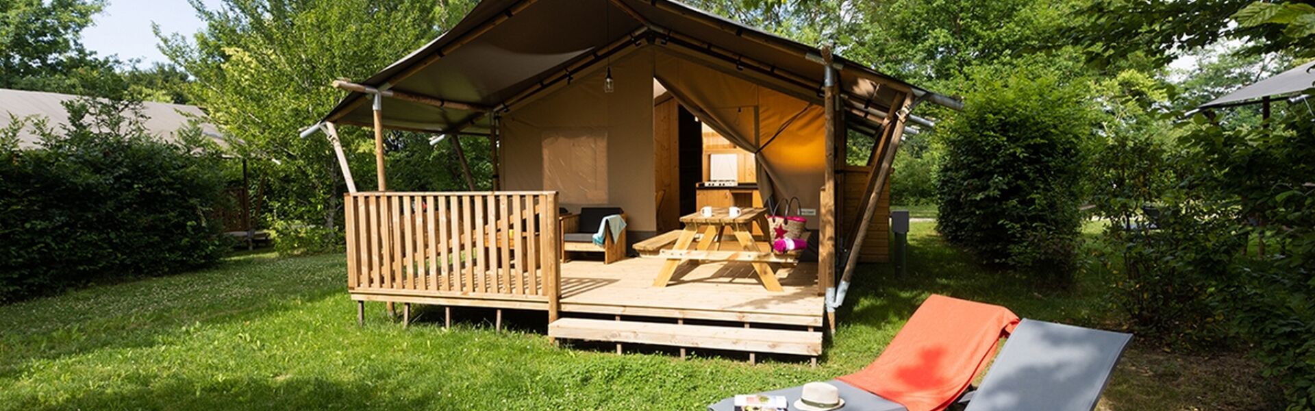 Safaritent ligstoelen veranda glamping Le Camp de Florence
