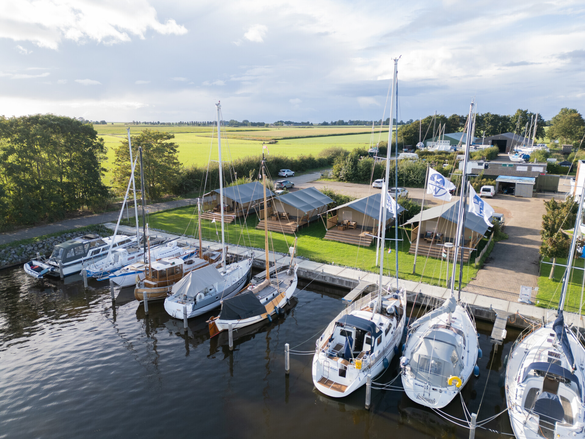 Zeilboten liggen in de haven bij de safaritenten op camping Marina Warns