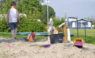 Kinderen spelen in zand op Minicamping Schotererf trampoline