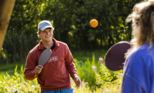twee personen aan het klapperen naast een safaritent