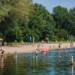 Mensen op het strand en in het water bij recreatiepark Riverside Outdoor & Events