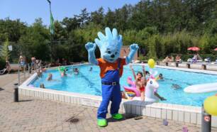 Vakantiepark Bonte Vlucht zwembad mascotte kinderen zwemmen