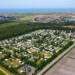 Luchtfoto van Vakantiepark de Nollen naast bos Noord-Holland op de achtergrond de Noordzee