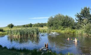 Kinderen aan het spelen in de zwemvijver op vakantiepark de Toffe Peer