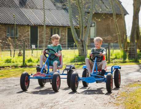 Twee kinderen op een skelter op vakantiepark de Toffe Peer